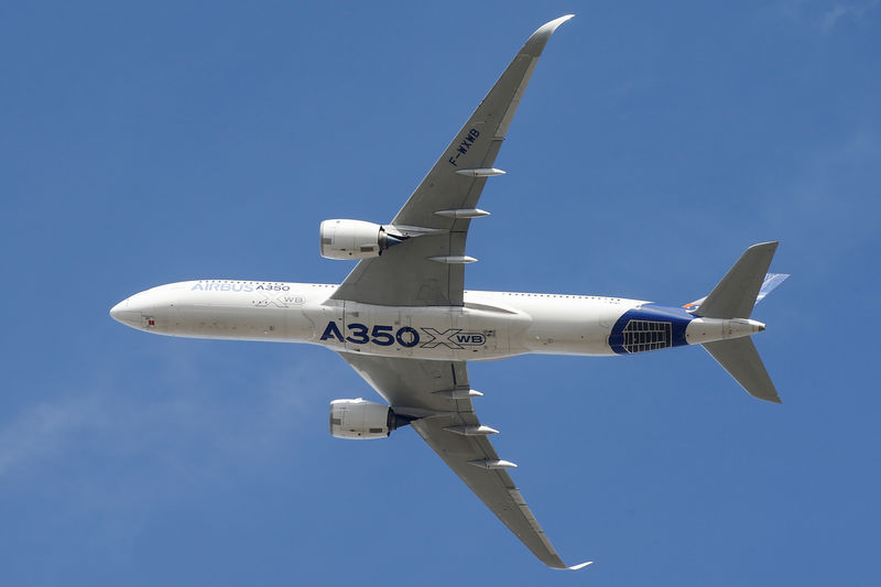 © Reuters. An Airbus A350 takes off at the aircraft builder's headquarters in Colomiers near Toulouse