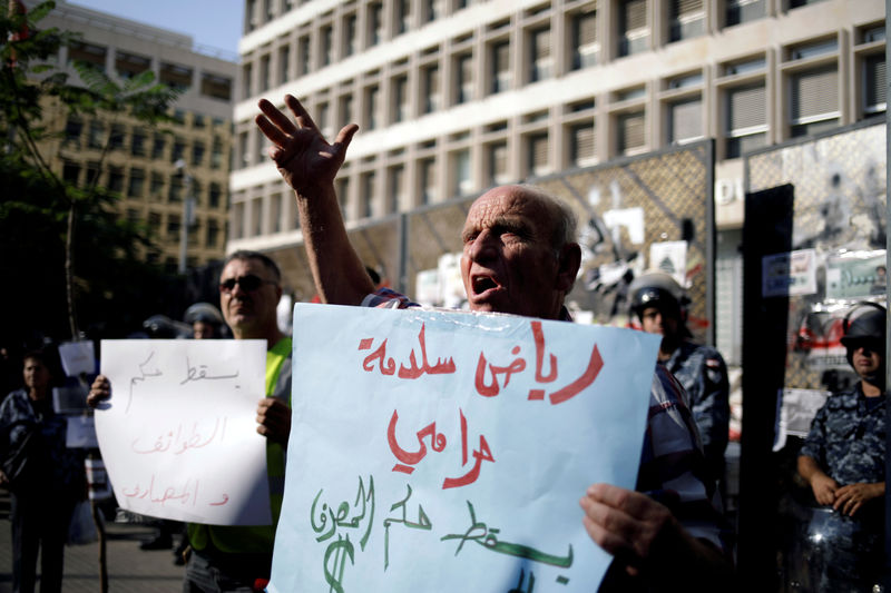 © Reuters. FILE PHOTO: A protester shouts slogans at a demonstration outside of Lebanon Central Bank during ongoing anti-government protests in Beirut