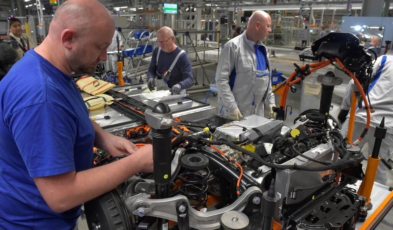 © Reuters. Employees work at a production line of a a new electric Volkswagen model ID.3 in Zwickau