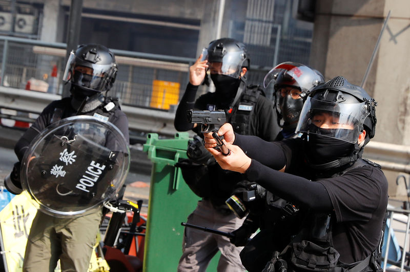 Manifestantes de Hong Kong são cercados em universidade em meio a temores de repressão