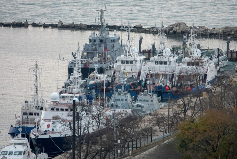 © Reuters. روسيا تعيد 3 سفن للبحرية الأوكرانية قبل قمة في باريس
