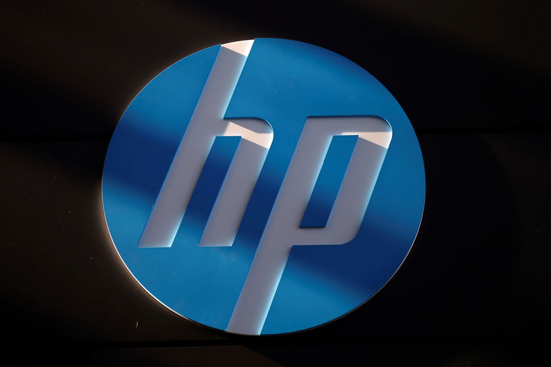 © Reuters. FILE PHOTO: A Hewlett-Packard logo is seen at the company's Executive Briefing Center in Palo Alto