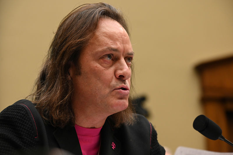 © Reuters. T-Mobile US CEO Legere testifies before a U.S. House Committee on Energy and Commerce Subcommittee hearing in Washington