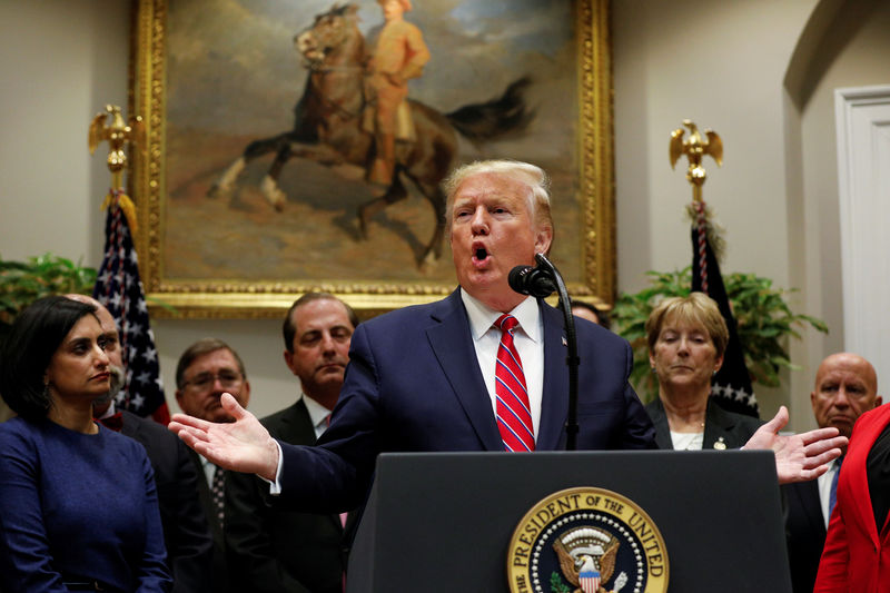 © Reuters. U.S. President Donald Trump delivers remarks on honesty and transparency in healthcare prices inside the Roosevelt Room at the White House in Washington