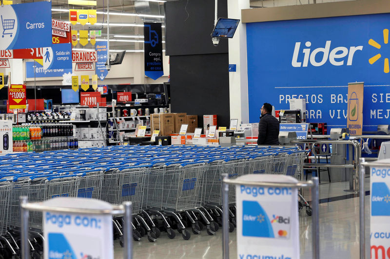 © Reuters. FILE PHOTO: The supermarket Lider of the retailer Walmart is seen in Santiago