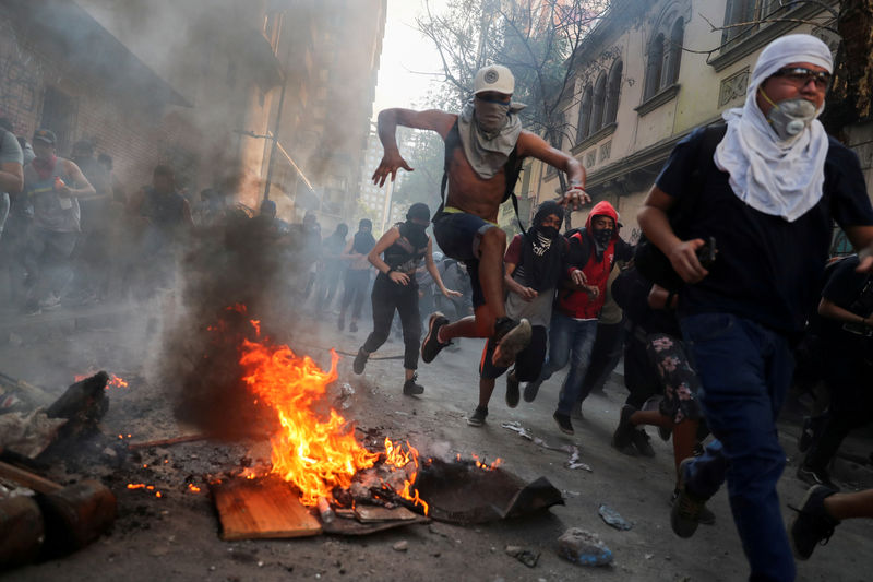 チリのウォルマート、略奪や火災多発で警察の保護要請