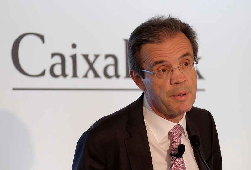 © Reuters. FILE PHOTO: Caixabank's Chairman Jordi Gual speaks to the media during the presentation of the bank's 2017 full year results in Valencia, Spain