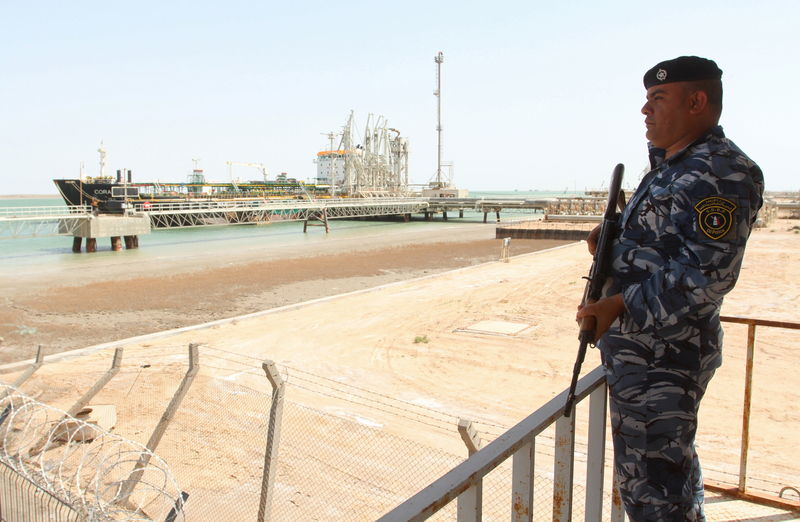 © Reuters. مسؤولون: المحتجون يسدون مدخل  ميناء خور الزبير العراقي للسلع