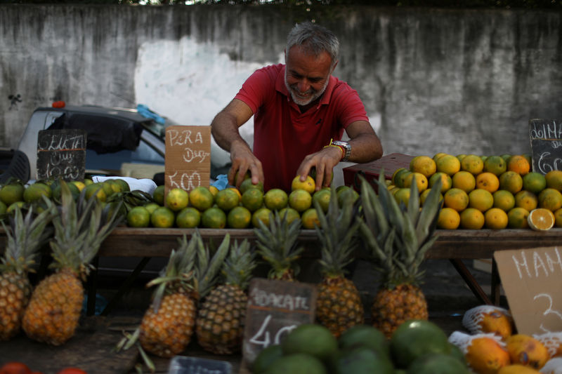 © Reuters. Vendedor de frutas em mercado do Rio de Janeiro