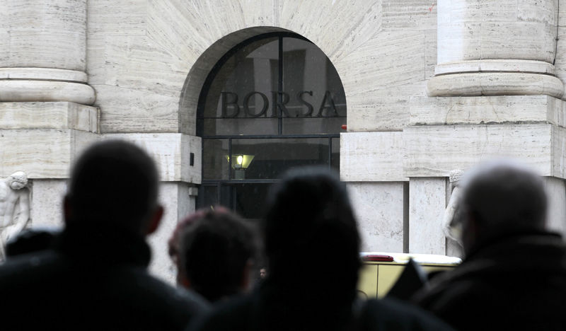 © Reuters. Una folla davanti all'ingresso della Borsa di Milano