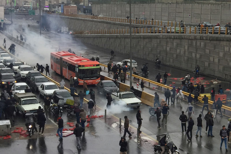 Irã diz que calma foi restabelecida após protestos contra aumento da gasolina