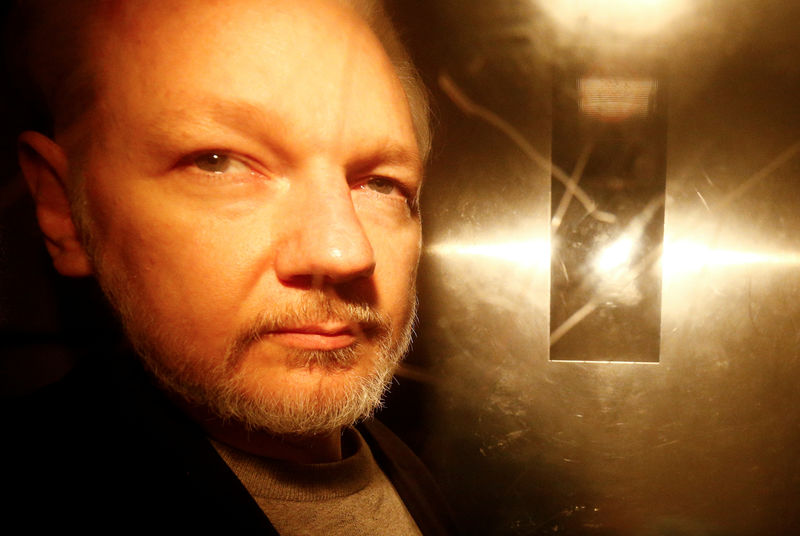 © Reuters. Fundador do WikiLeaks, Julian Assange, ao deixar tribunal de Londres após ser sentenciado