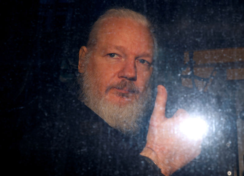 © Reuters. FILE PHOTO: WikiLeaks founder Julian Assange is seen as he leaves a police station in London