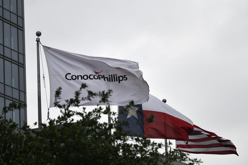 © Reuters. Flags fly outside ConocoPhillips offices in Houston