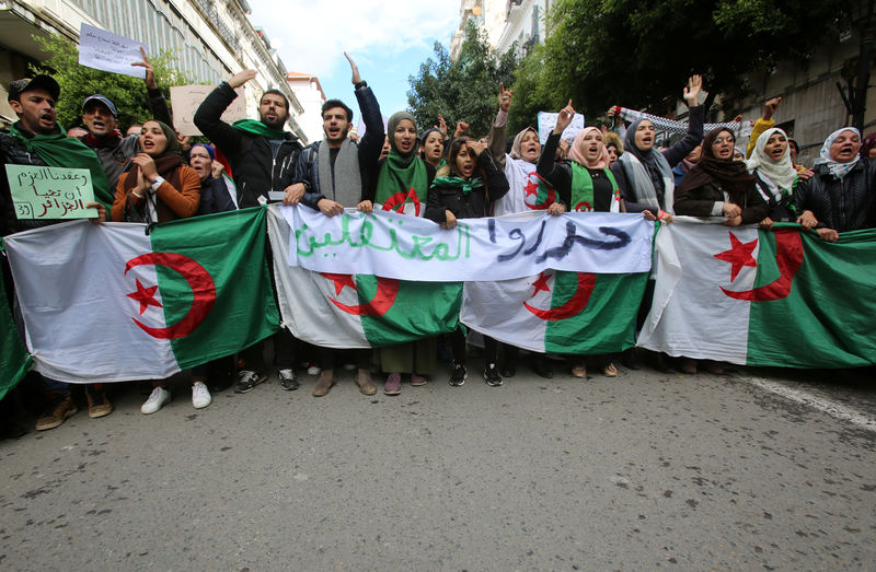 © Reuters. محكمة جزائرية تقضي بسجن 4 محتجين لتعطيل حملة مرشح لانتخابات الرئاسة