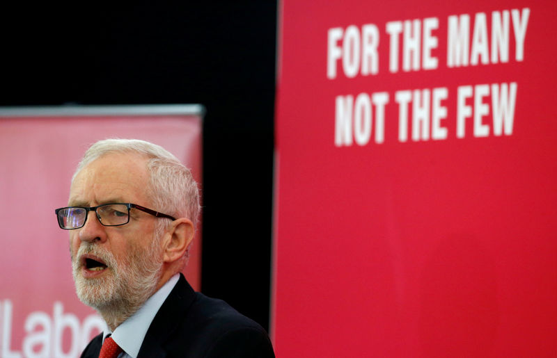 © Reuters. FILE PHOTO: Britain's Labour Party leader Jeremy Corbyn speaks on new digital infrastructure policy in Lancaster
