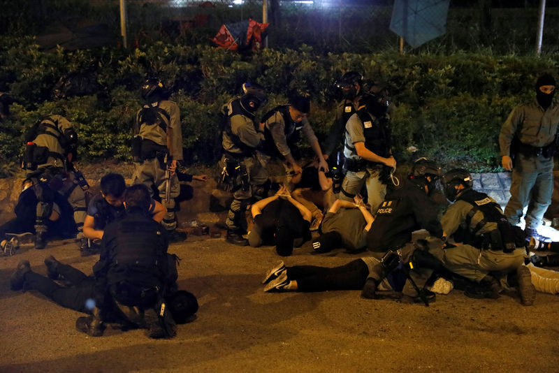 © Reuters. Detained protesters lay on the floor after they tried to leave Hong Kong Polytechnic University (PolyU) campus, in Hong Kong