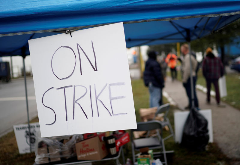 © Reuters. Teamsters workers picket outside the CN Rail Brampton Intermodal Terminal in Brampton