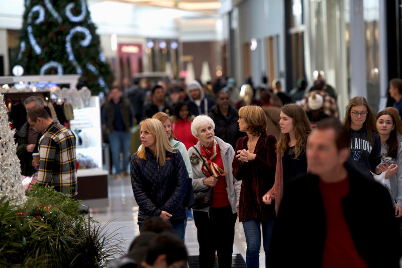 © Reuters. FILE PHOTO: Shoppers walk through the King of Prussia Mall, United States' largest retail shopping space, in King of Prussia