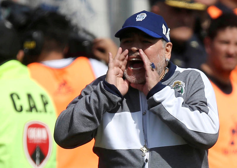 © Reuters. مارادونا يترك منصبه كمدرب لخيمناسيا ئي إسجريما الأرجنتيني