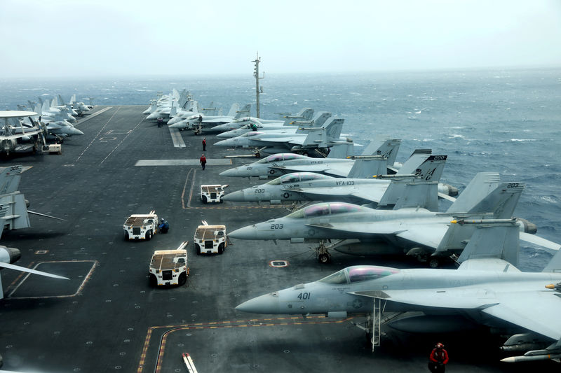 © Reuters. FILE PHOTO: F/A-18F aircrafts are seen on the deck of USS Abraham Lincoln in the Gulf of Oman near the Strait of Hormuz