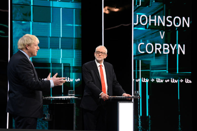 © Reuters. Primer debate cara a cara televisado entre Johnson y Corbyn antes de las elecciones