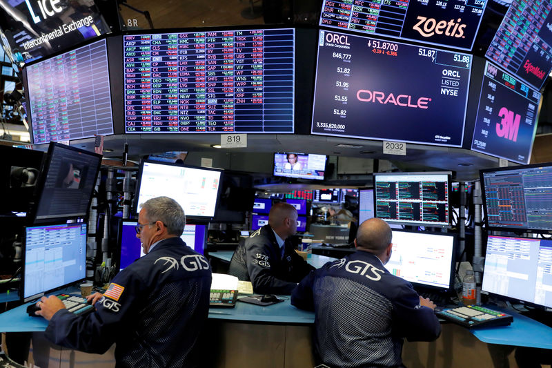 Dow Jones e S&amp;P 500 fecham em queda com previsões fracas de varejistas