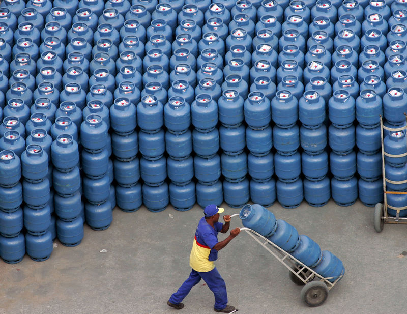 © Reuters. Trabalhador movimenta botijões de gás em distribuidora em São Paulo