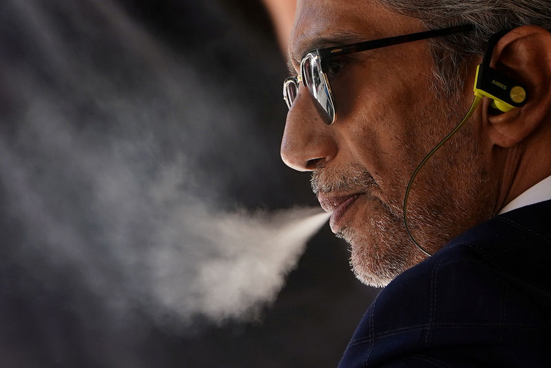 © Reuters. FILE PHOTO: A man uses a vaping product in the Manhattan borough of New York