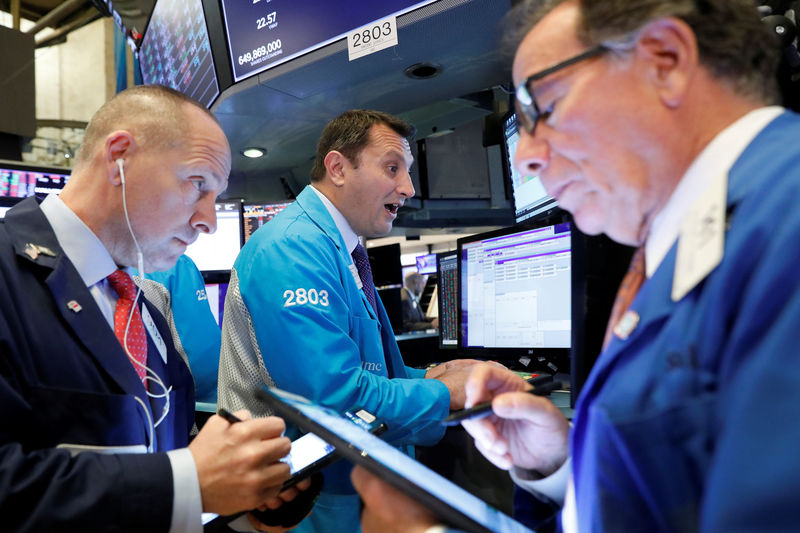 © Reuters. 米国株市場はダウとＳ＆Ｐが下落、小売企業の業績見通しさえず
