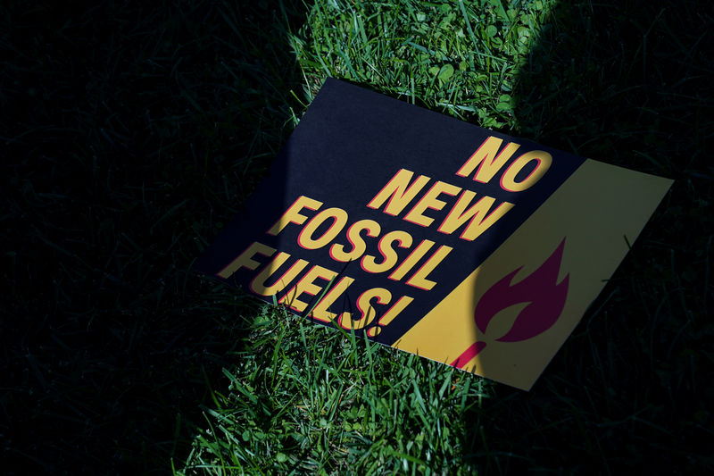 © Reuters. FOTO DE ARCHIVO: Un letrero de protesta contra los combustibles fósiles se ve en el césped fuera del Capitolio de Estados Unidos mientras la actriz y activista Jane Fonda dirige la protesta de los "Fire Drill Fridays" en Washington, EEUU