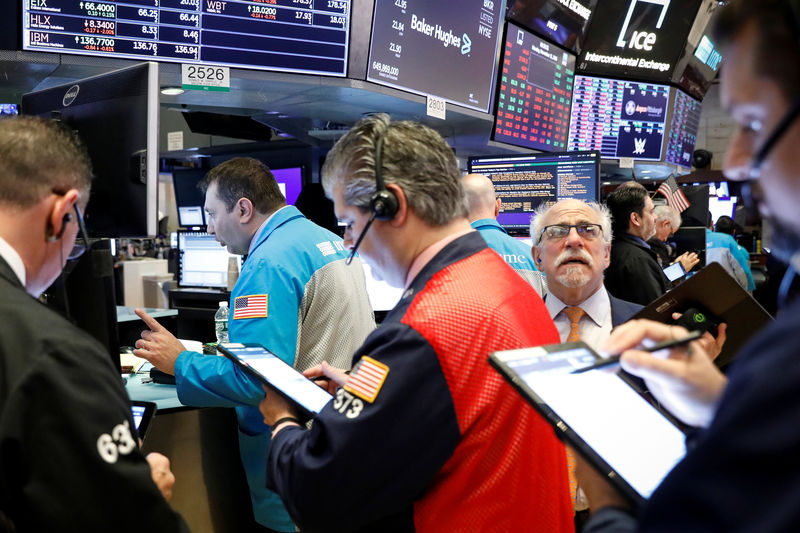 © Reuters. Traders work on the floor at the NYSE in New York