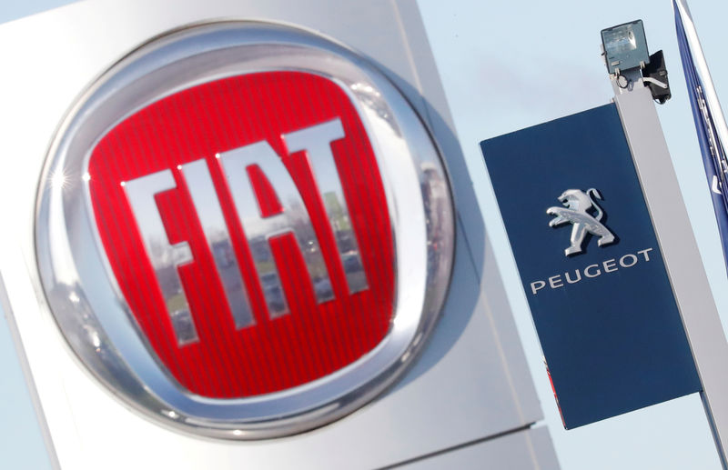 © Reuters. FILE PHOTO: The logos of car manufacturers Fiat and Peugeot are seen in front of dealerships of the companies in Saint-Nazaire