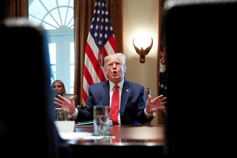 © Reuters. U.S. President Donald Trump hosts a Cabinet meeting inside the Cabinet Room of the White House in Washington