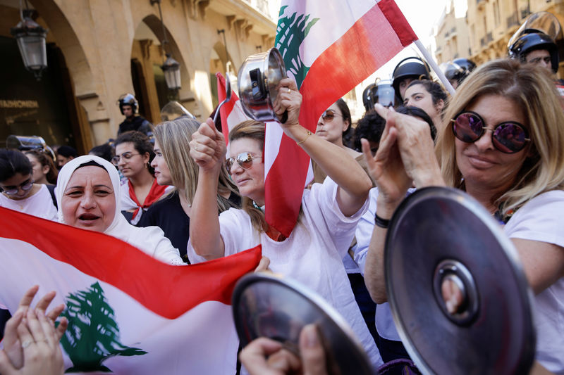 © Reuters. وزير حالي وآخران سابقان في لبنان قد يحاكمون في اتهامات فساد