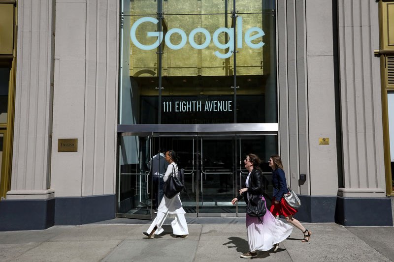 © Reuters. FILE PHOTO: People pass by an entrance to Google offices in New York