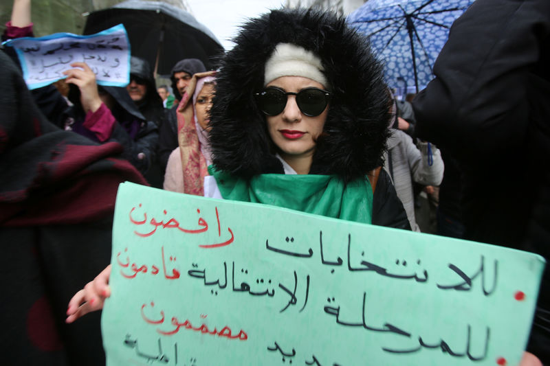 © Reuters. المحتجون في الجزائر يصعدون ضغوطهم بمظاهرات جديدة