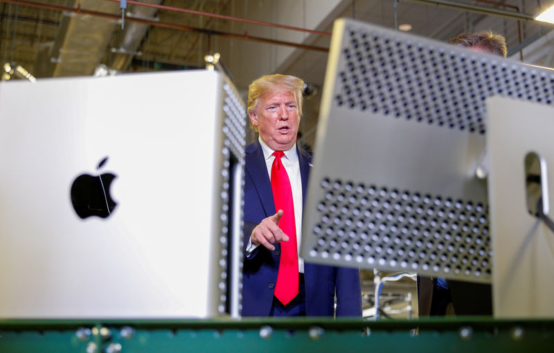 © Reuters. U.S. President Trump tours Apple Computer plant in Austin, Texas