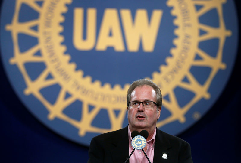 © Reuters. United Auto Workers (UAW) union President Gary Jones addresses UAW delegates at the 'Special Convention on Collective Bargaining' in Detroit