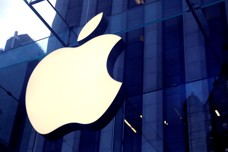 © Reuters. FILE PHOTO: The Apple Inc. logo is seen hanging at the entrance to the Apple store on 5th Avenue in New York