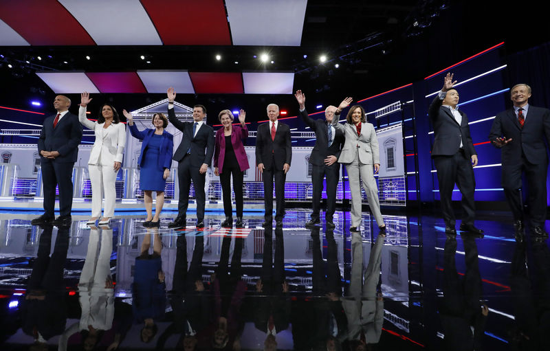 © Reuters. Democratic U.S. presidential candidates pose at the start of their fifth 2020 campaign debate at the Tyler Perry Studios in Atlanta, Georgia