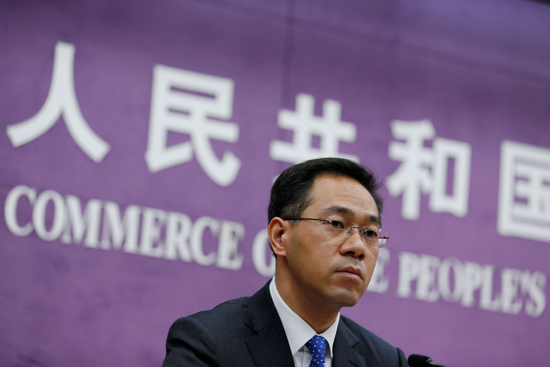 © Reuters. FILE PHOTO: China's Ministry of Commerce spokesperson Gao Feng attends a news conference at the commerce ministry in Beijing