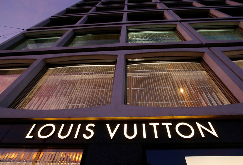 © Reuters. Логотип Louis Vuitton группы LVMH Luxury на здании в Женеве
