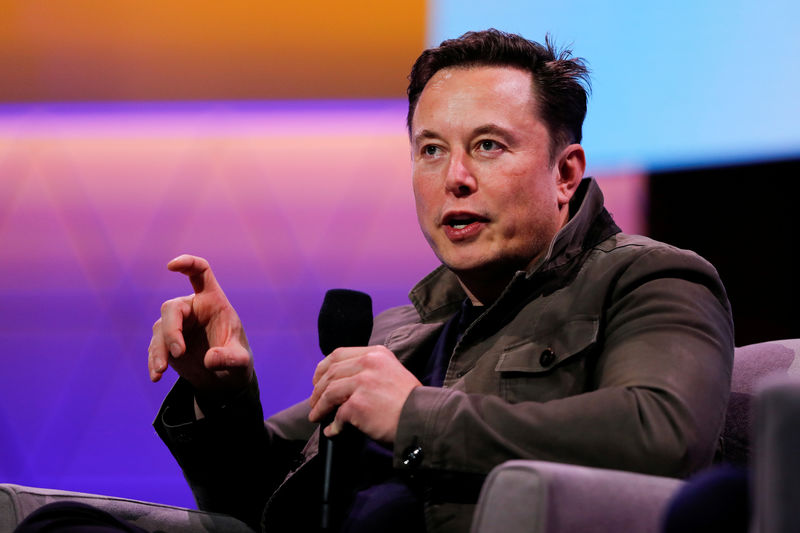 © Reuters. FILE PHOTO: Tesla CEO Elon Musk gestures during a conversation at the E3 gaming convention in Los Angeles