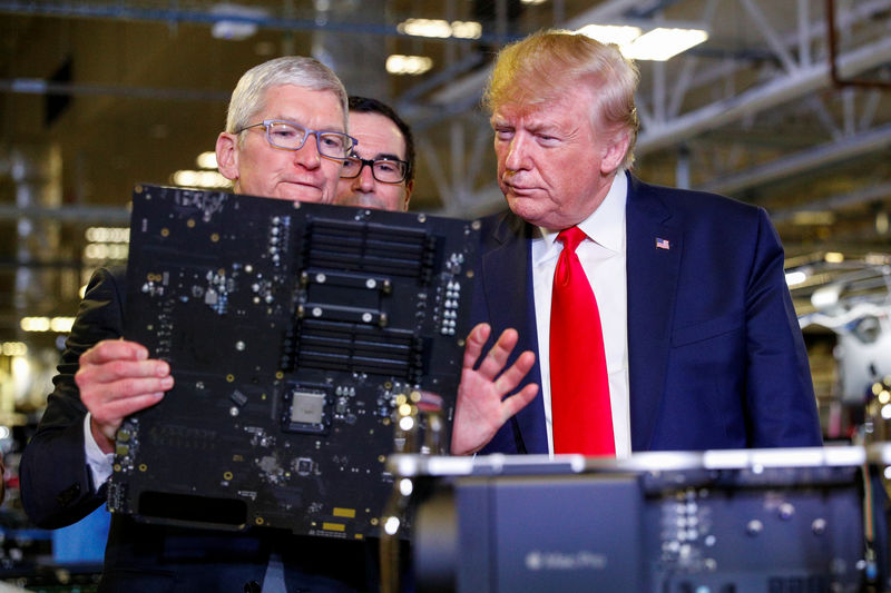 © Reuters. U.S. President Trump tours Apple Computer plant in Austin, Texas