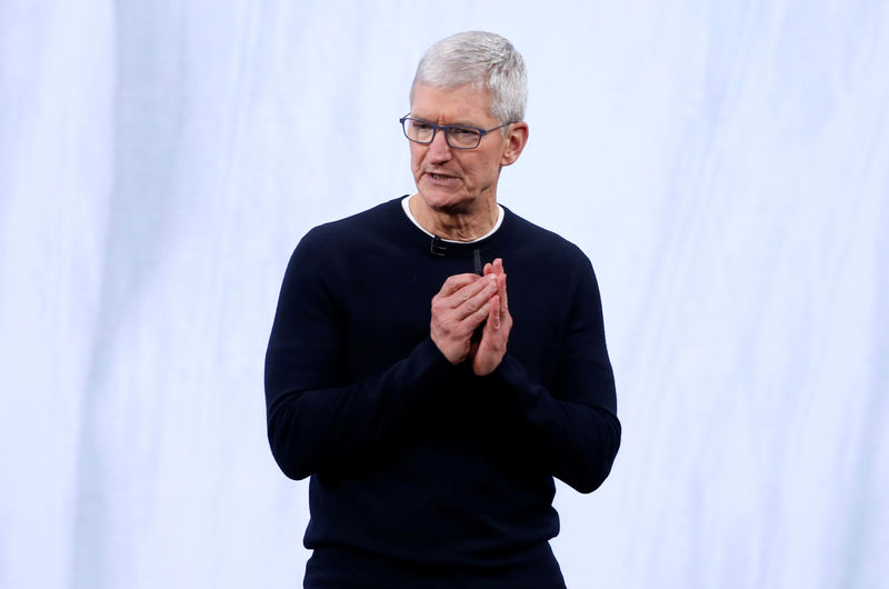 © Reuters. FILE PHOTO: CEO Tim Cook speaks at an Apple event at their headquarters in Cupertino