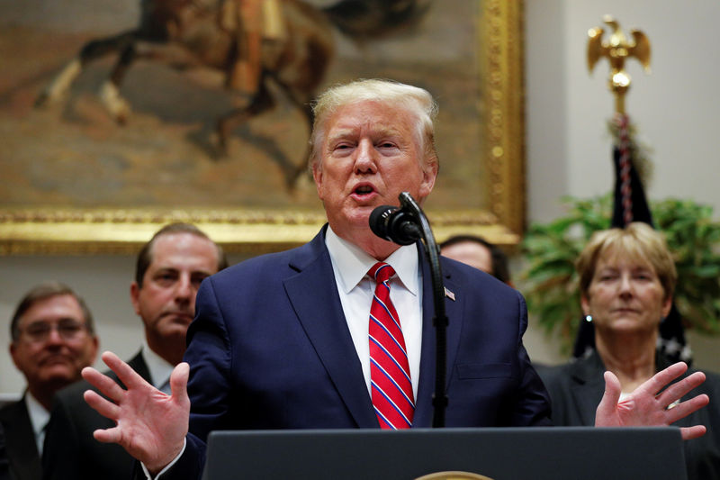 © Reuters. U.S. President Donald Trump delivers remarks on honesty and transparency in healthcare prices inside the Roosevelt Room at the White House in Washington