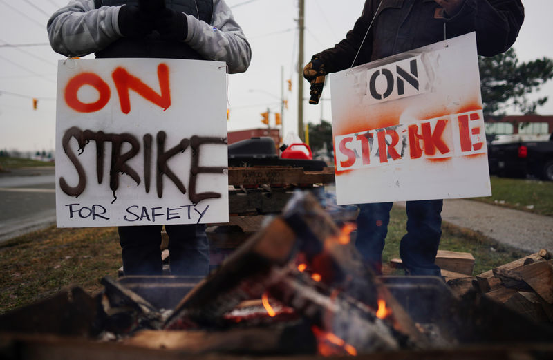 © Reuters. Teamsters workers picket outside the CN Rail Brampton Intermodal Terminal in Brampton