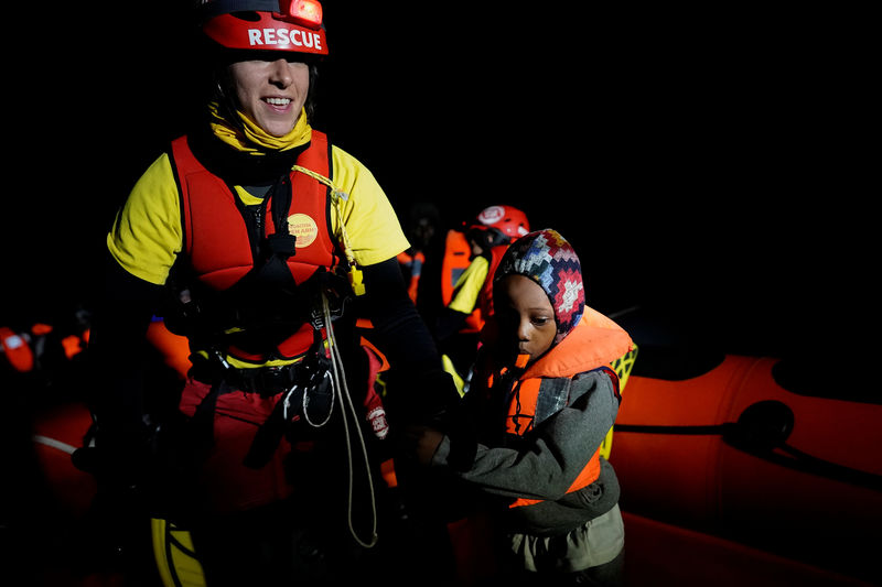 Dos niños entre los 73 rescatados de una patera a la deriva frente a Libia