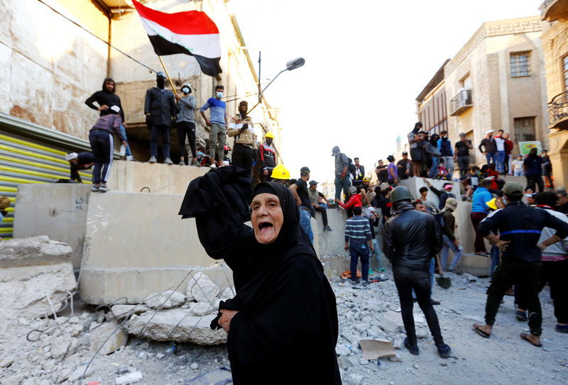 © Reuters. مقتل سبعة على الأقل مع سعي قوات الأمن العراقية لإخماد احتجاجات